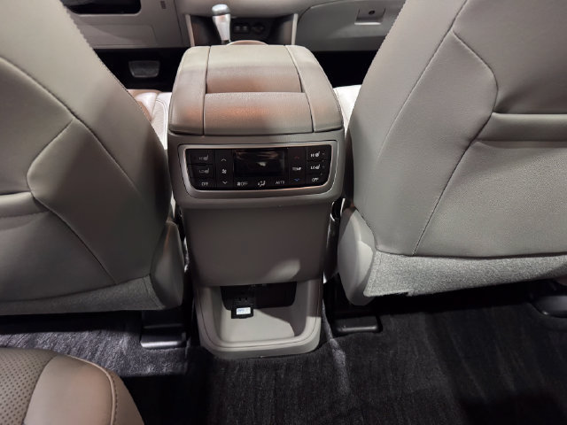 Used 2018 Toyota Highlander Limited Platinum AWD/4WD image 22