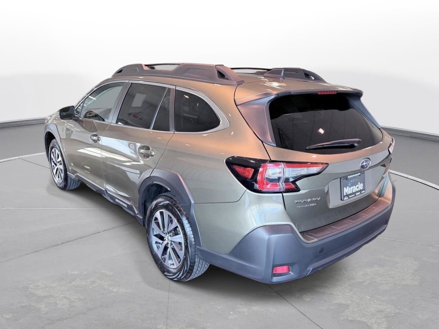 Used 2025 Subaru Outback Premium AWD/4WD image 4