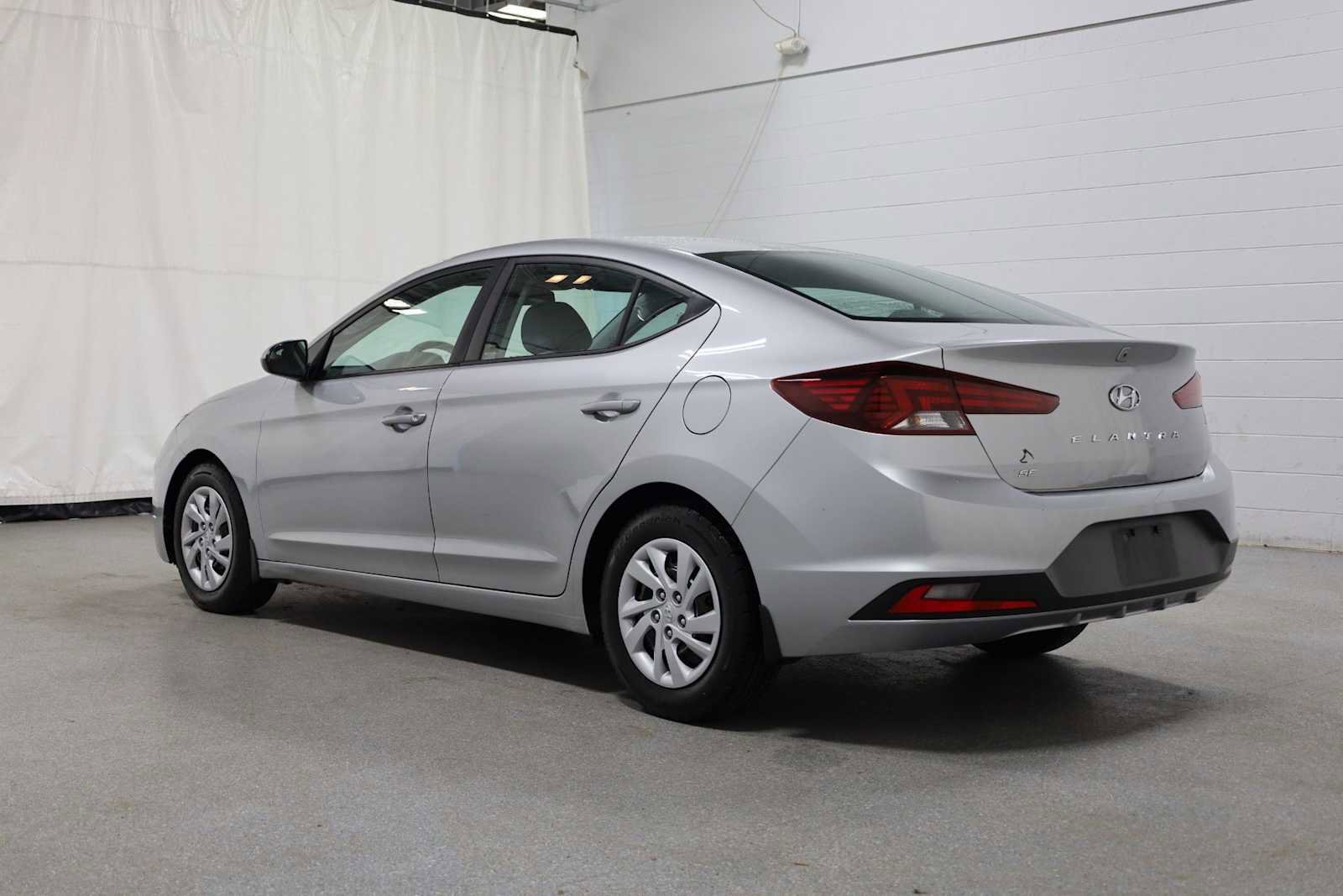 Used 2020 Hyundai Elantra SE image 3