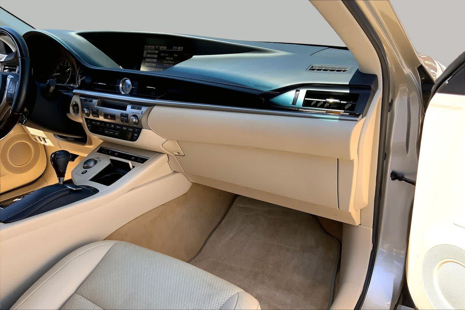 Used 2014 Lexus ES 350 w/ Luxury Package FWD image 19