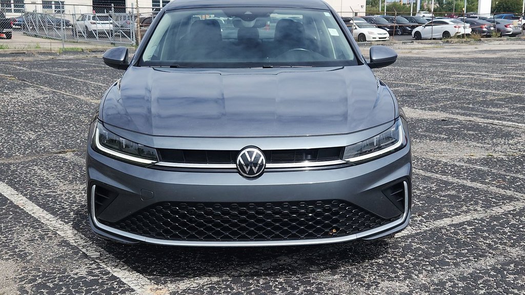 Used 2025 Volkswagen Jetta SE FWD image 2