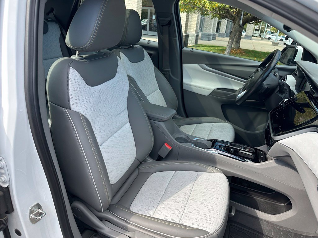 Used 2023 Chevrolet Bolt EUV Premier w/ Sun & Sound Package FWD image 28
