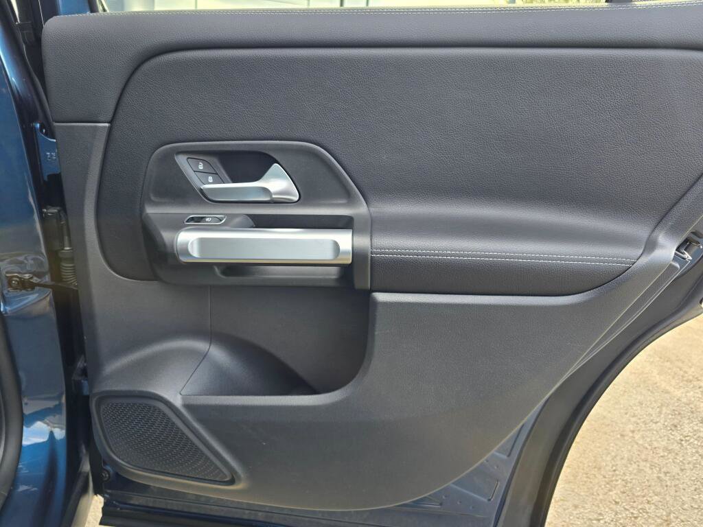 Used 2023 Mercedes-Benz GLB 250 4MATIC w/ Premium Package image 26