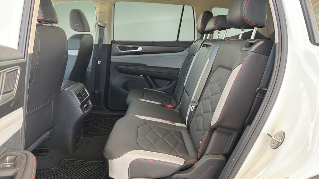Used 2025 Volkswagen Atlas Peak Edition SE AWD/4WD image 19