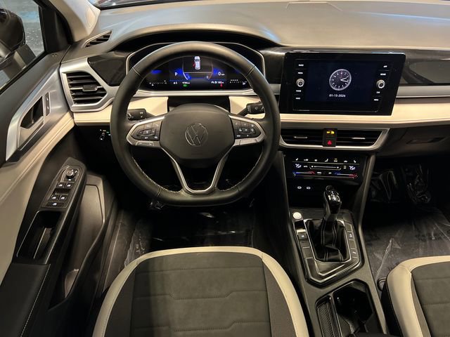 Certified 2025 Volkswagen Taos SE image 18