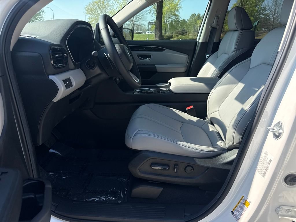 Certified 2025 Honda Pilot Touring image 10