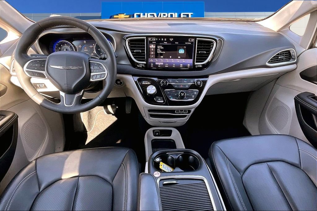 Used 2024 Chrysler Pacifica Touring-L image 7