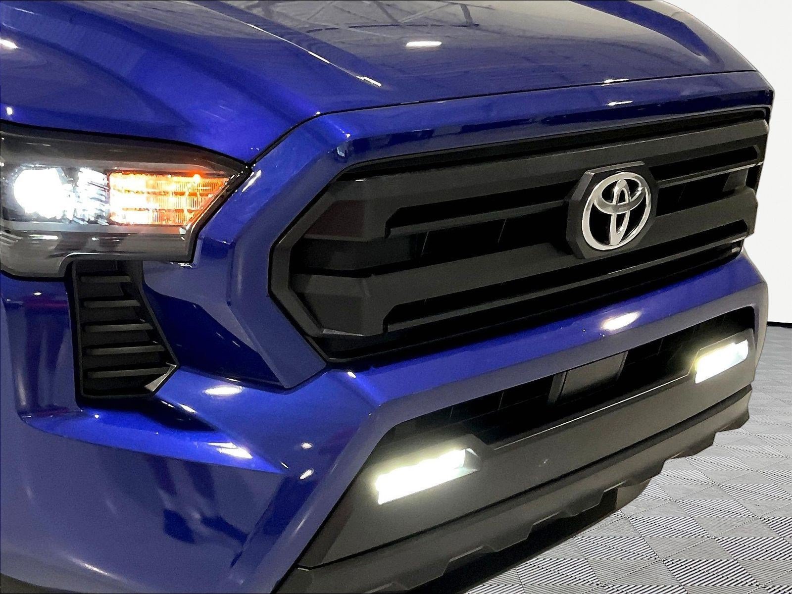 Used 2025 Toyota Tacoma SR5 AWD/4WD image 32
