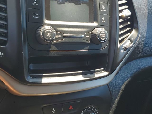 Used 2018 Jeep Cherokee Latitude w/ Altitude Package FWD image 25