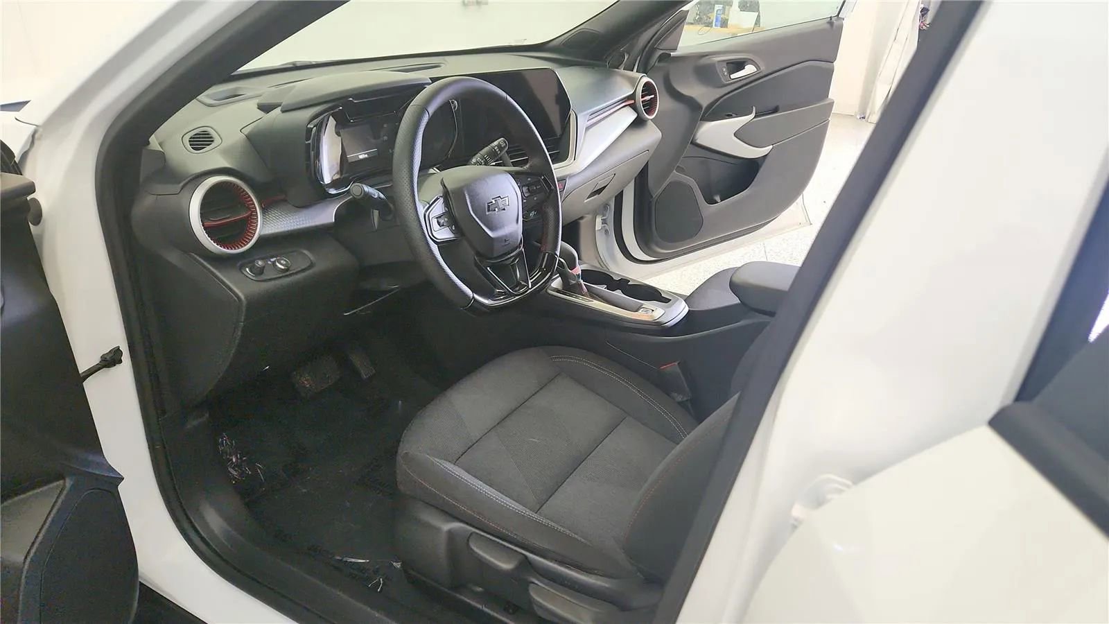 Used 2024 Chevrolet Trax RS w/ Driver Confidence Package image 18