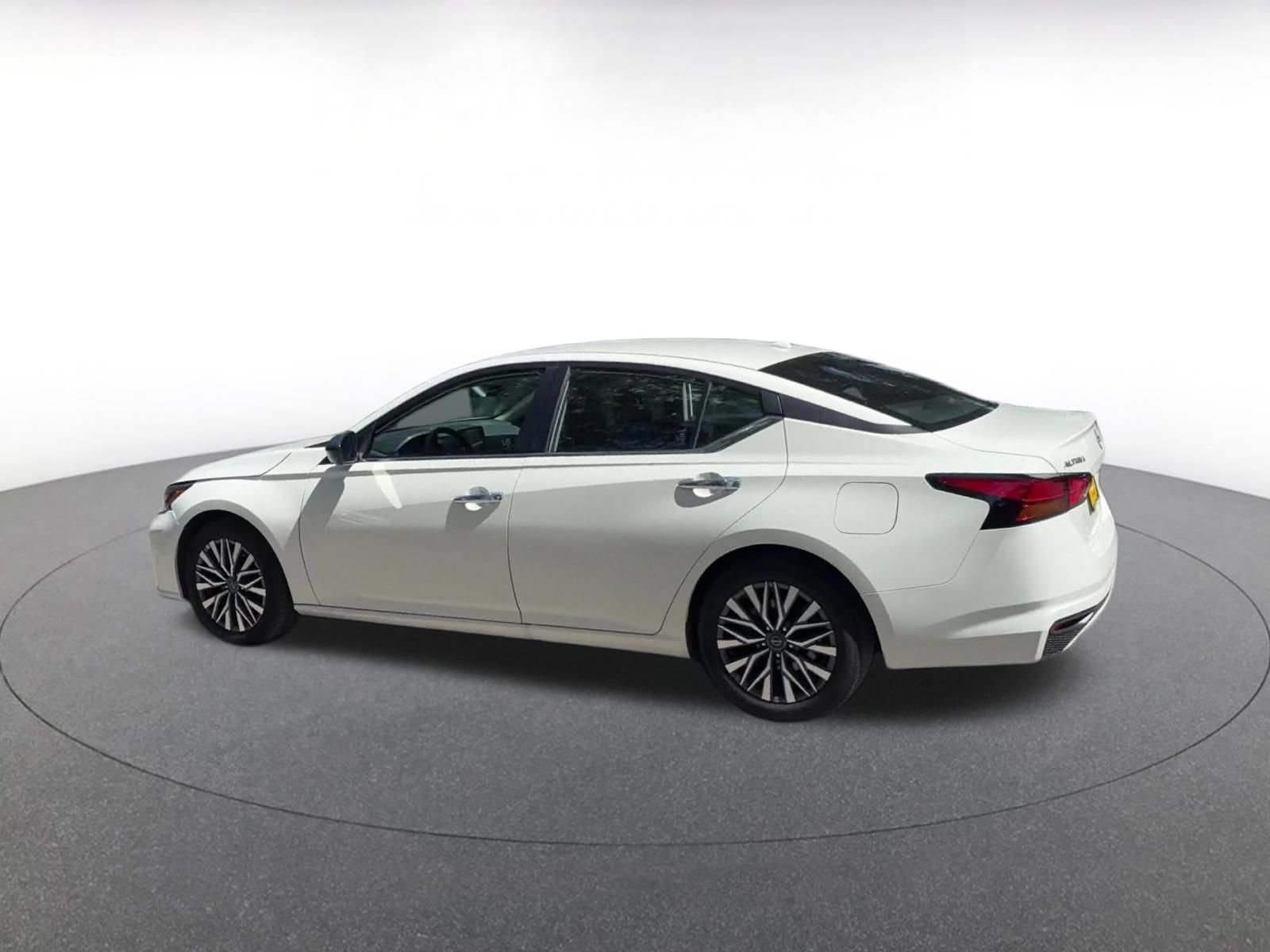 Used 2025 Nissan Altima 2.5 SV FWD image 8