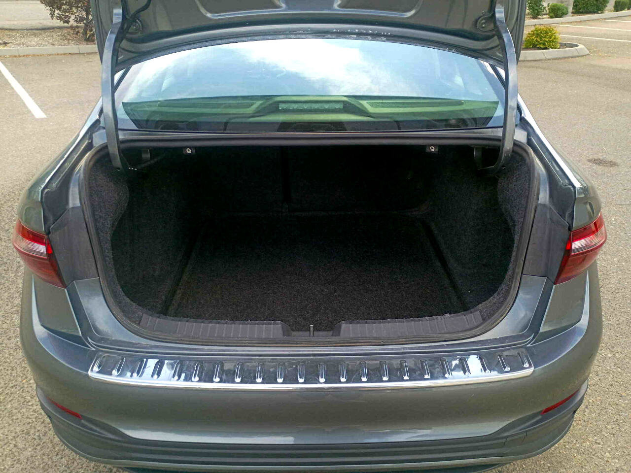 Used 2023 Volkswagen Jetta SE w/ Panoramic Sunroof Package image 10