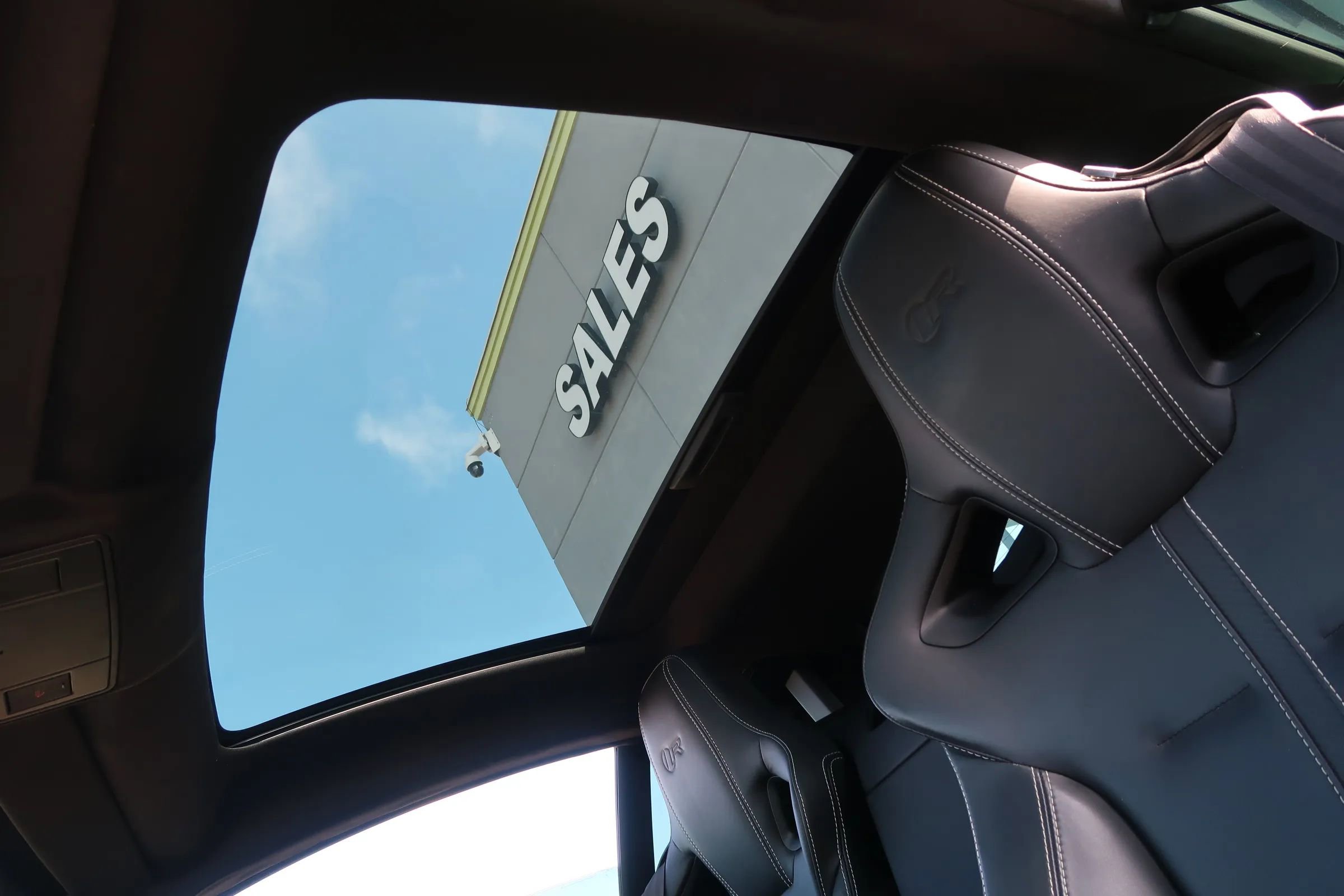 Used 2016 Jaguar F-TYPE R image 35