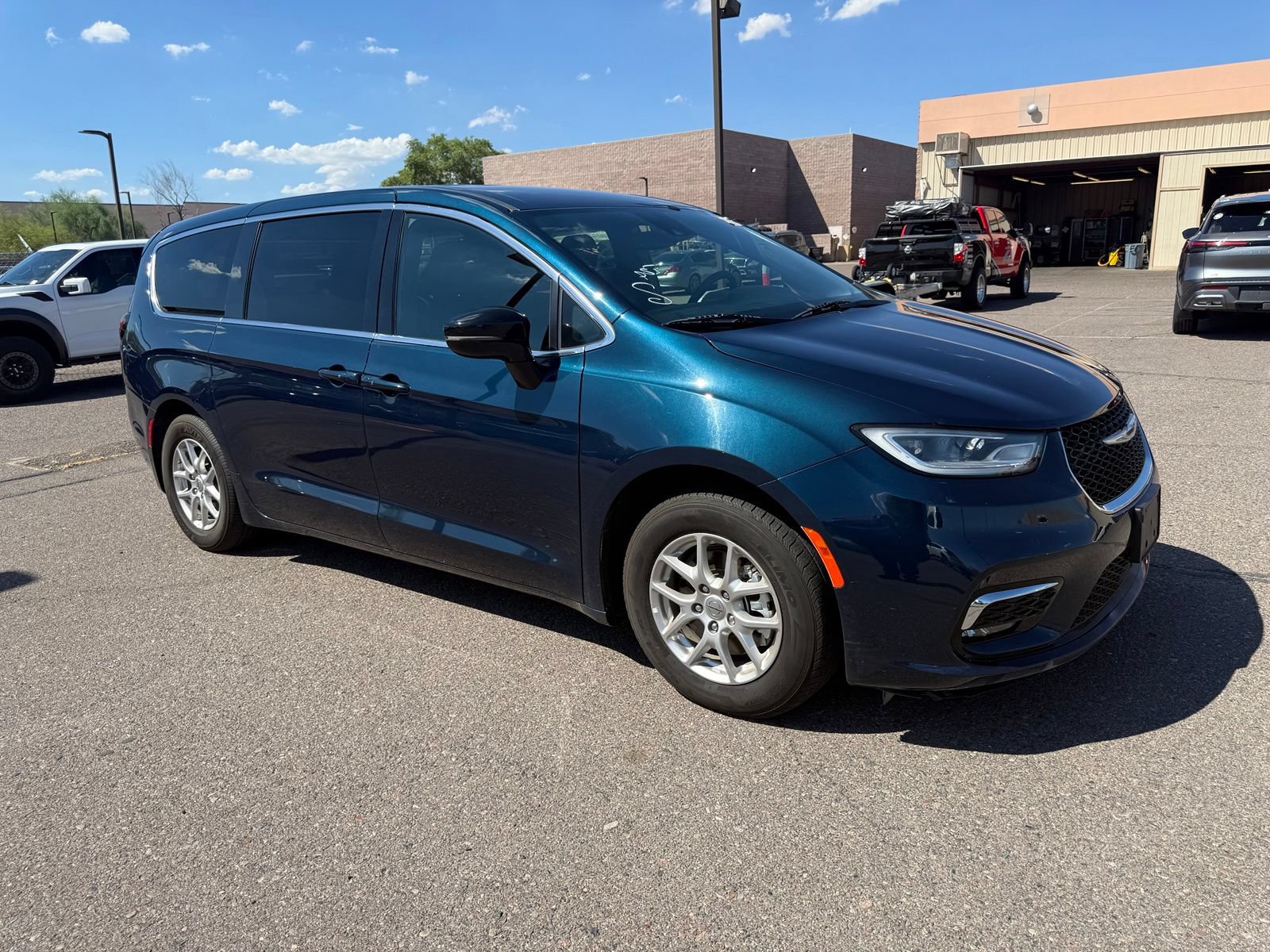 Used 2025 Chrysler Pacifica Select FWD image 3