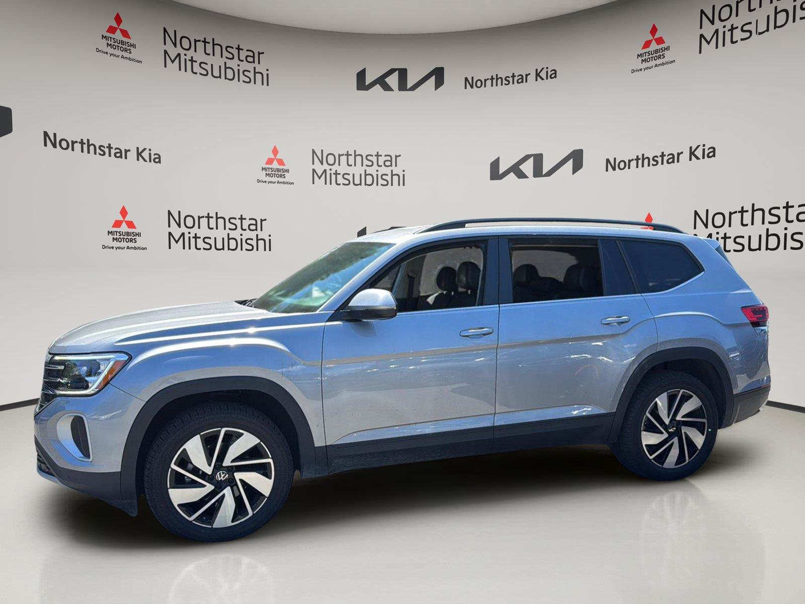 Used 2025 Volkswagen Atlas SE AWD/4WD image 2