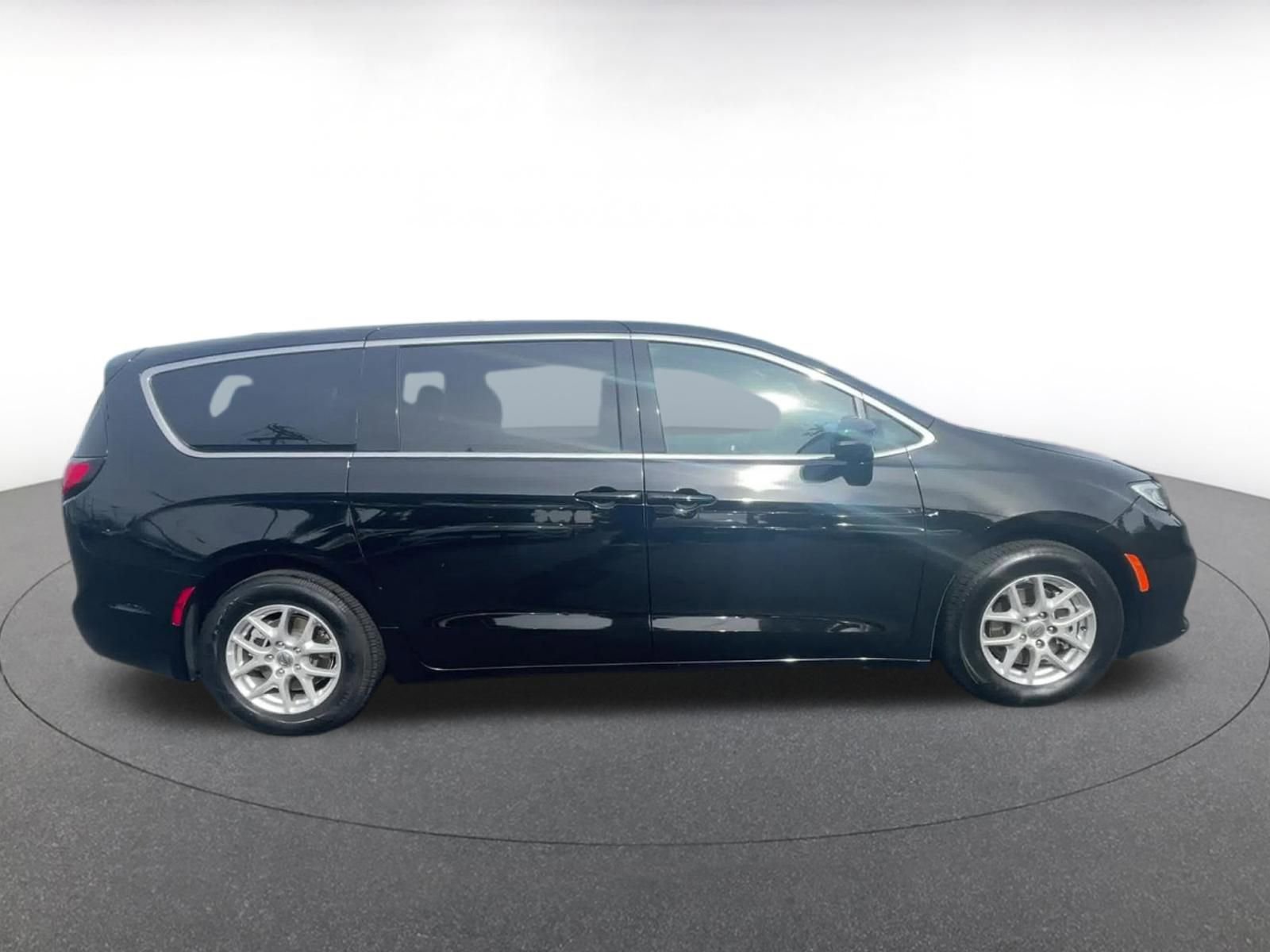 Used 2025 Chrysler Pacifica Select image 16