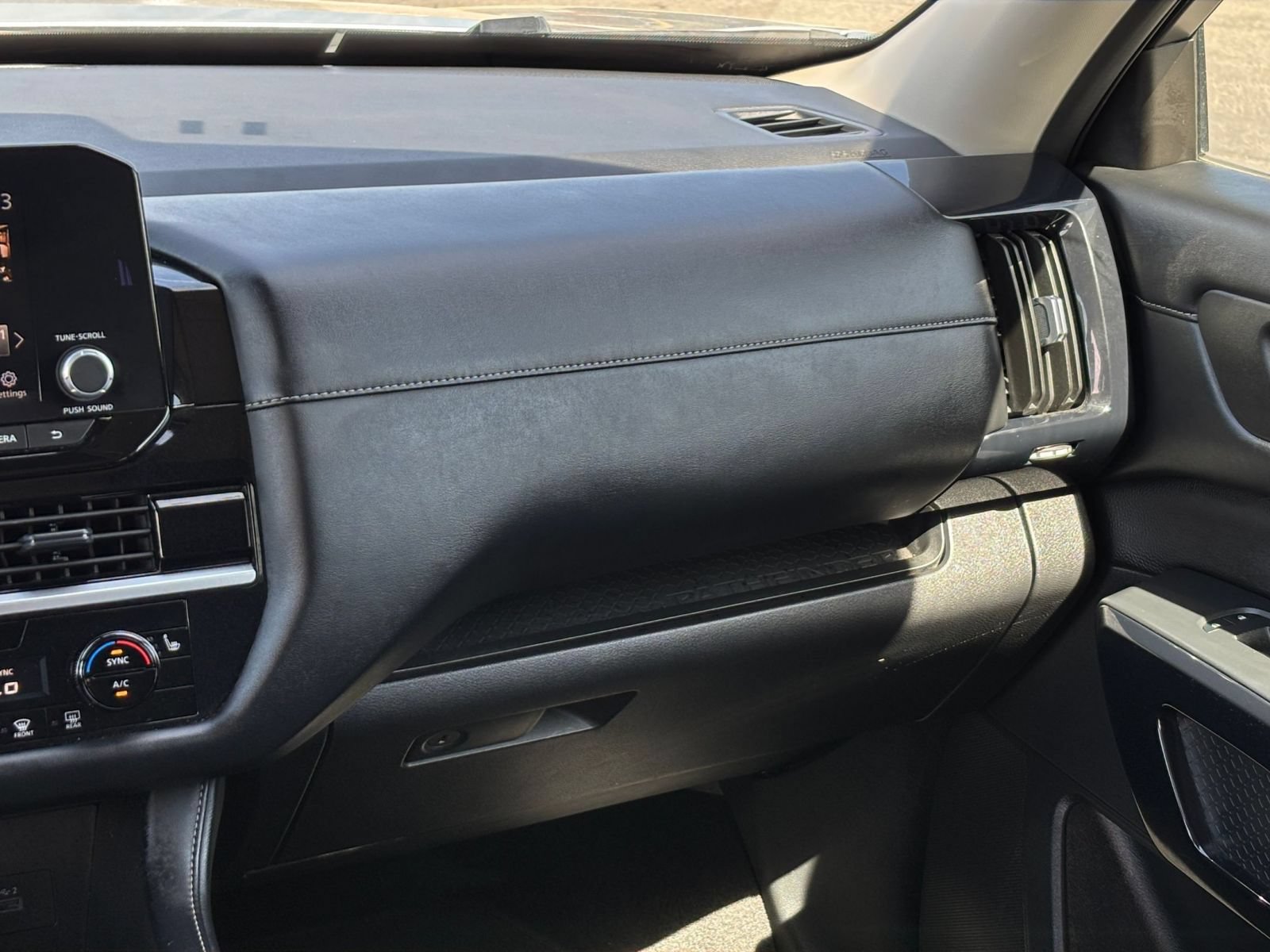 Used 2025 Nissan Pathfinder SV AWD/4WD image 33