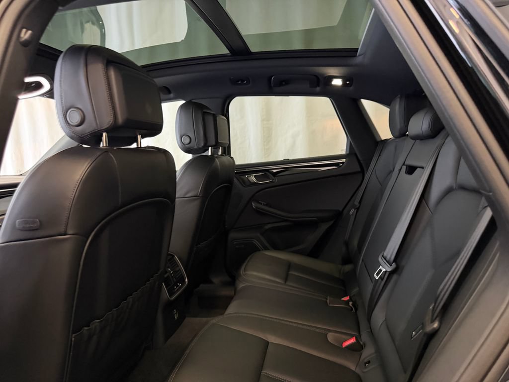 Certified 2026 Porsche Macan AWD/4WD image 24