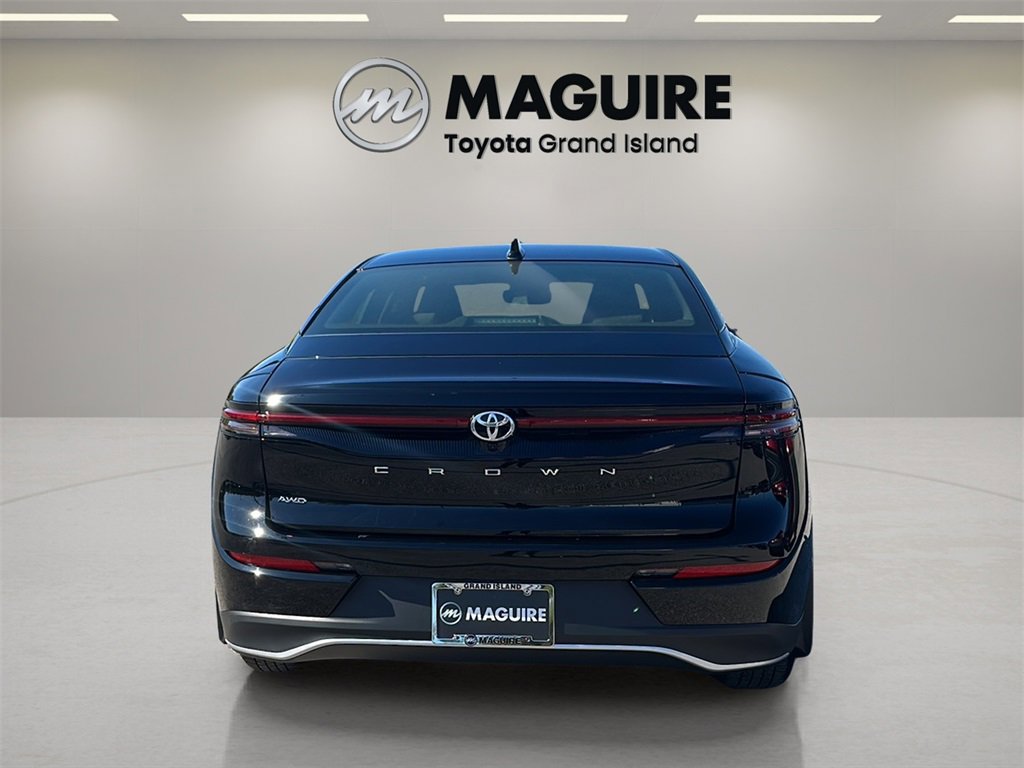 Used 2023 Toyota Crown XLE image 5