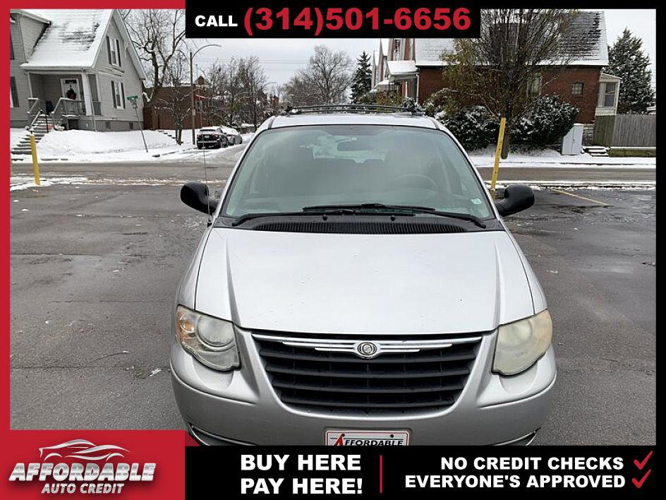Used 2005 Chrysler Town & Country Touring image 8