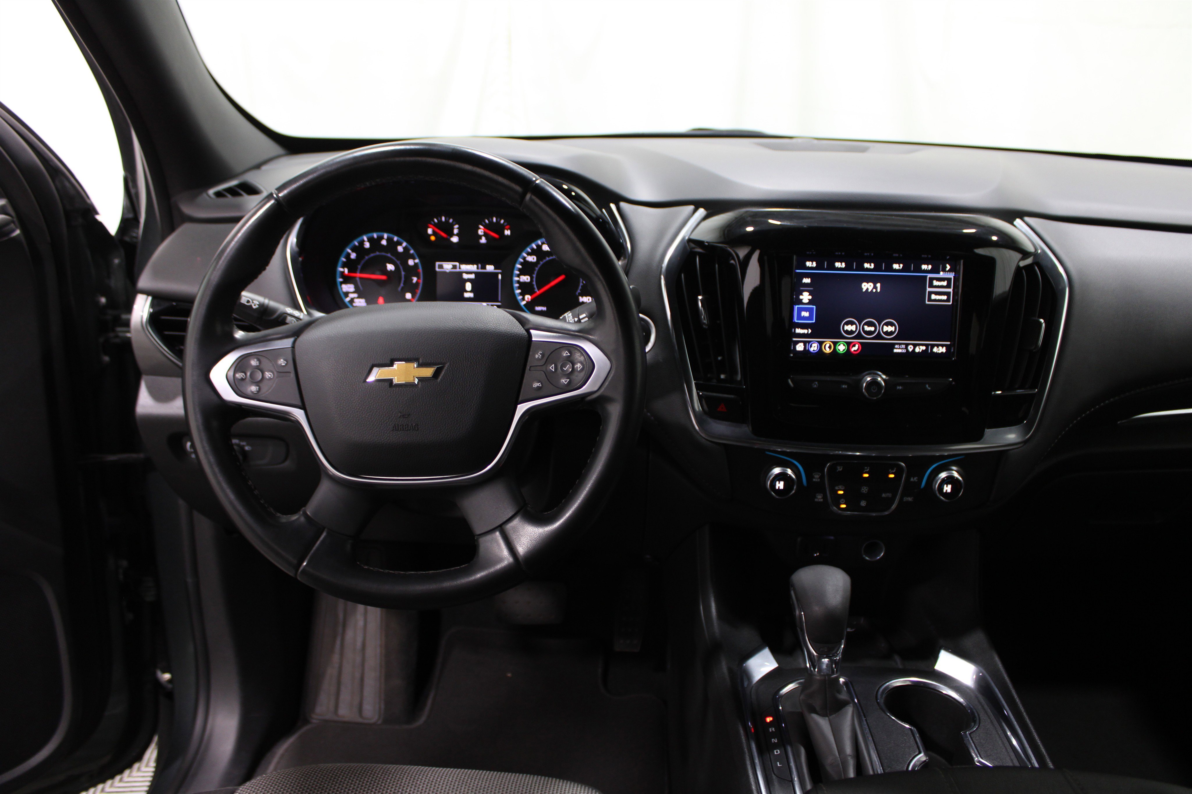 Used 2023 Chevrolet Traverse LT image 2