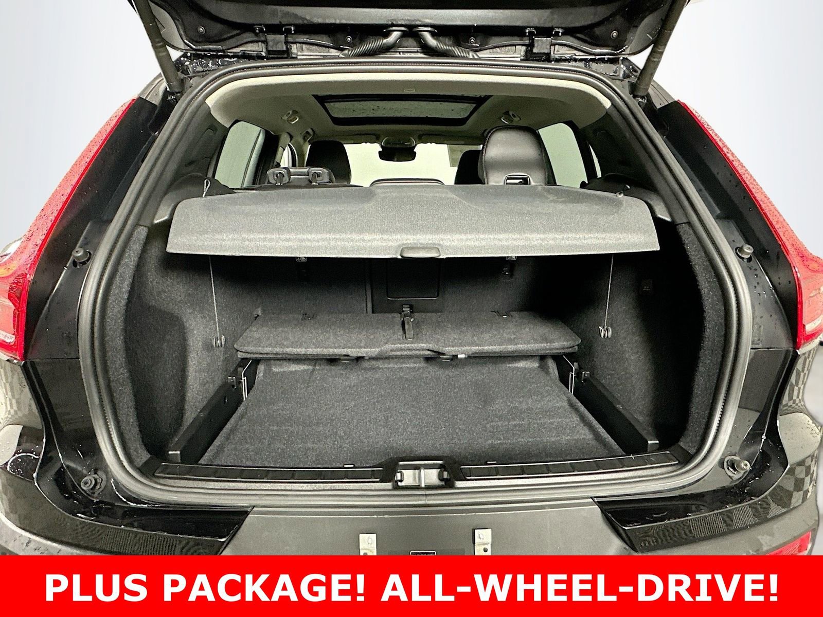 Used 2025 Volvo XC40 B5 Plus image 31