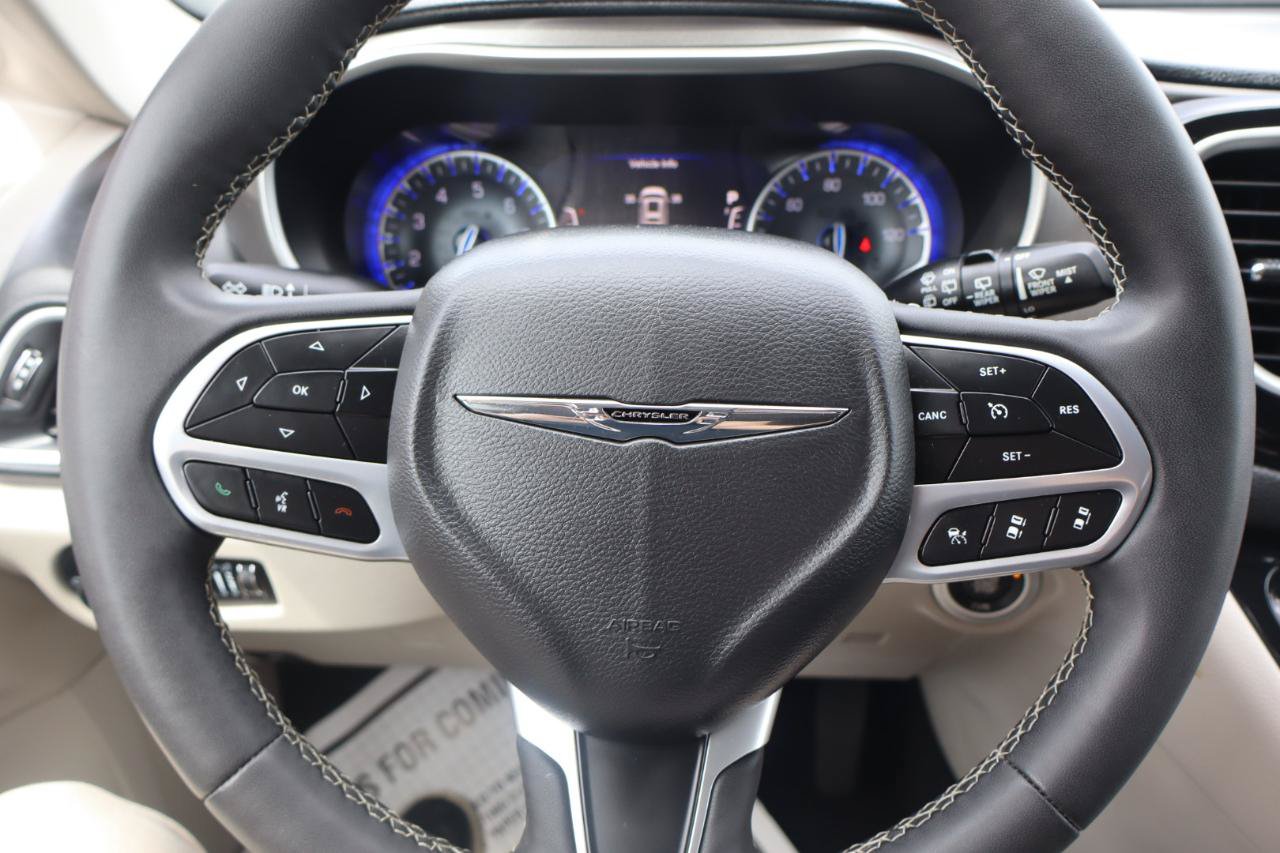Used 2023 Chrysler Pacifica Touring-L FWD image 14