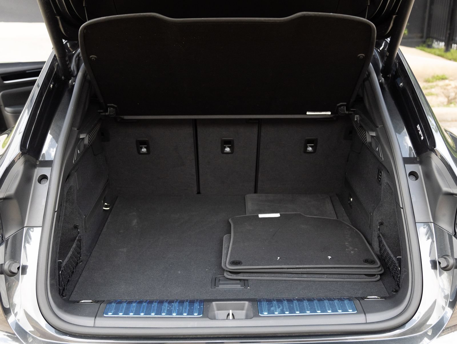Certified 2025 Porsche Macan Electric RWD image 28