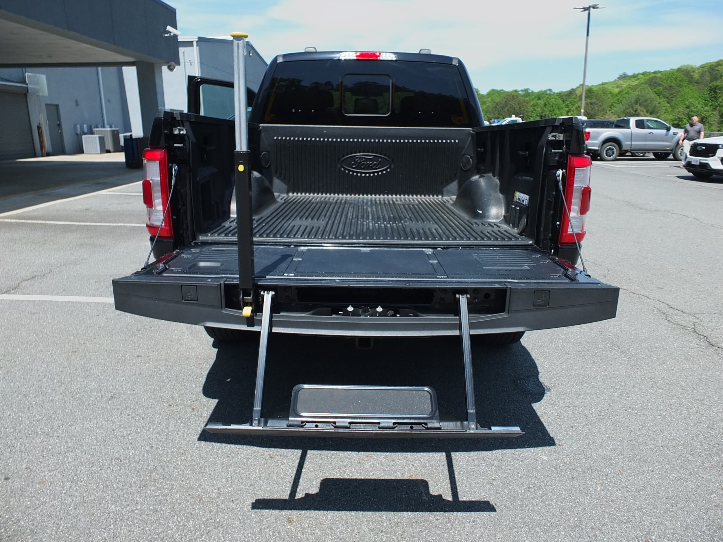 Used 2023 Ford F150 Lariat AWD/4WD image 9