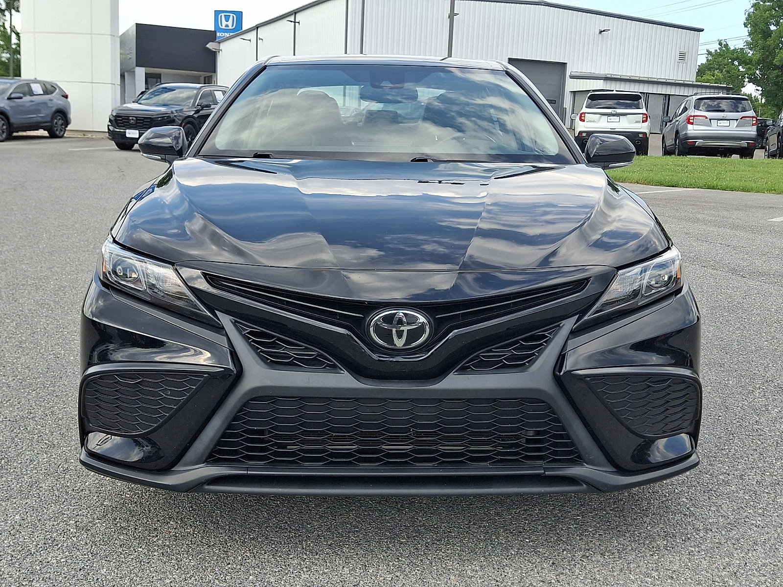 Used 2021 Toyota Camry SE w/ Convenience Package AWD/4WD image 2