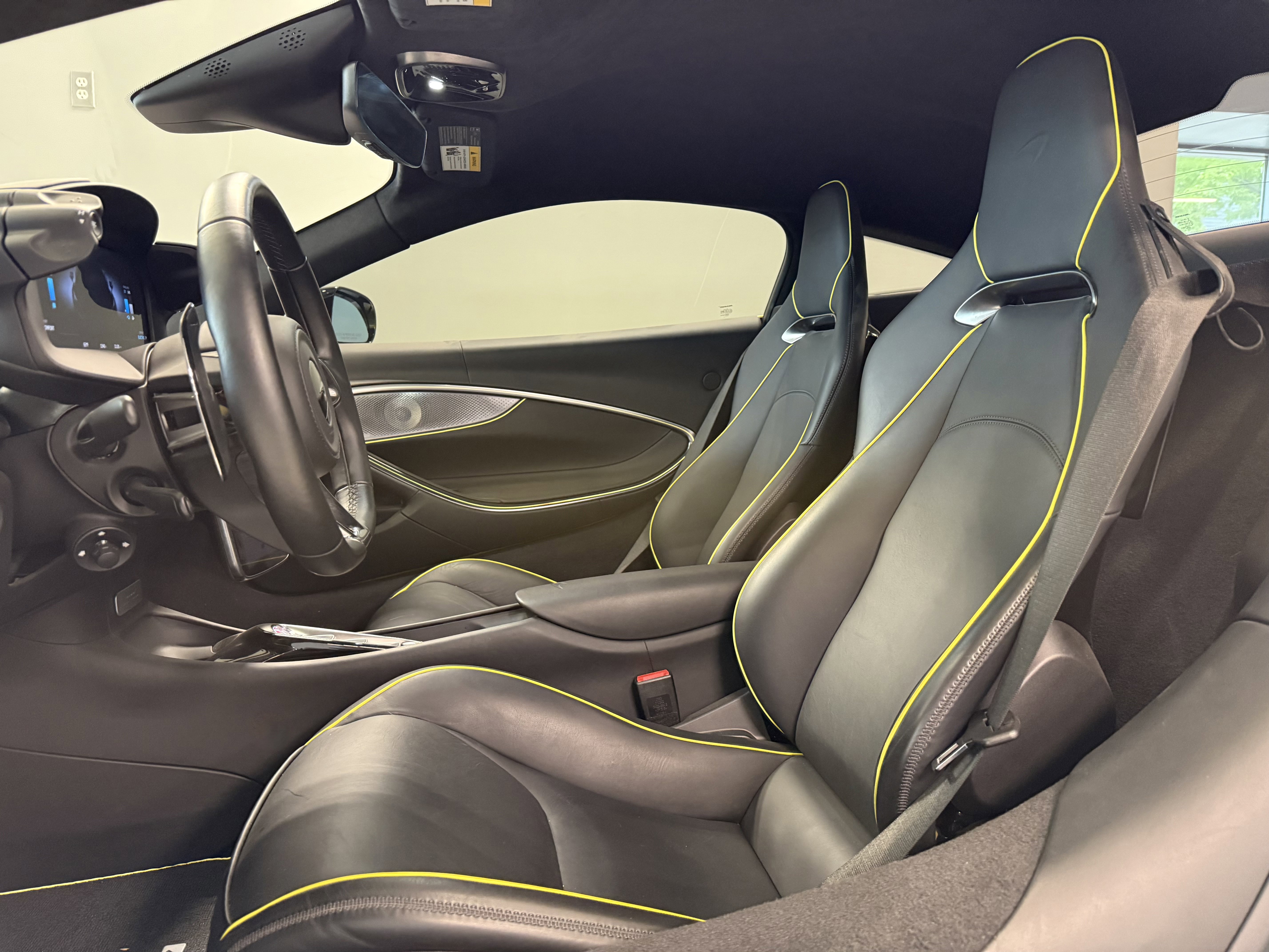 Used 2023 McLaren Artura RWD image 9