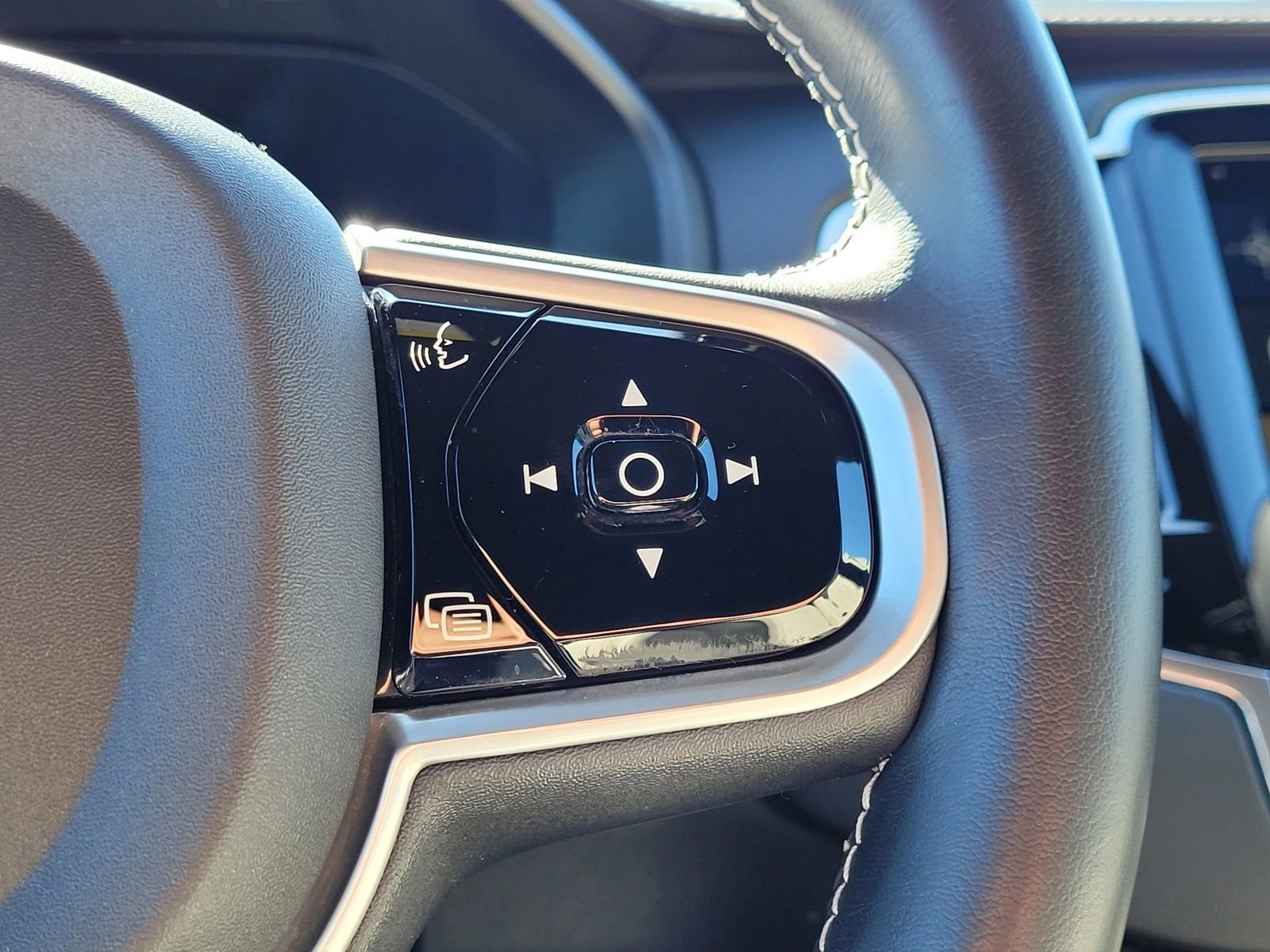 Used 2021 Volvo XC90 T8 R-Design w/ Advanced Package image 20