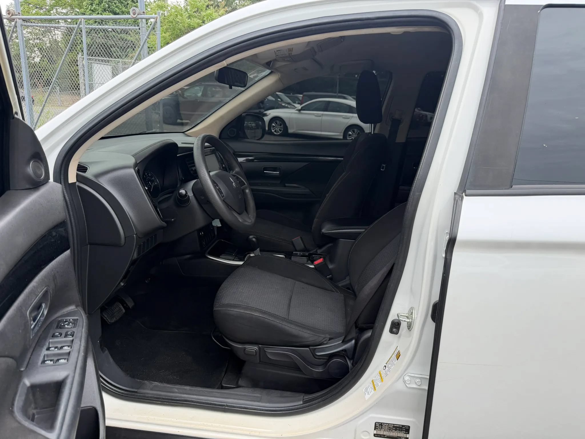 Used 2020 Mitsubishi Outlander ES FWD image 23