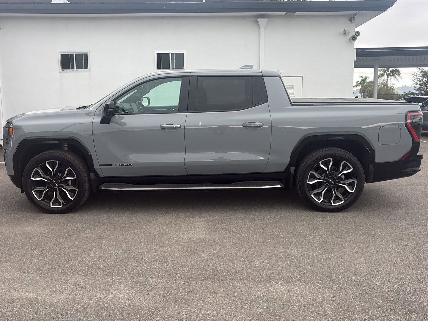Used 2024 GMC Sierra EV Denali AWD/4WD image 3