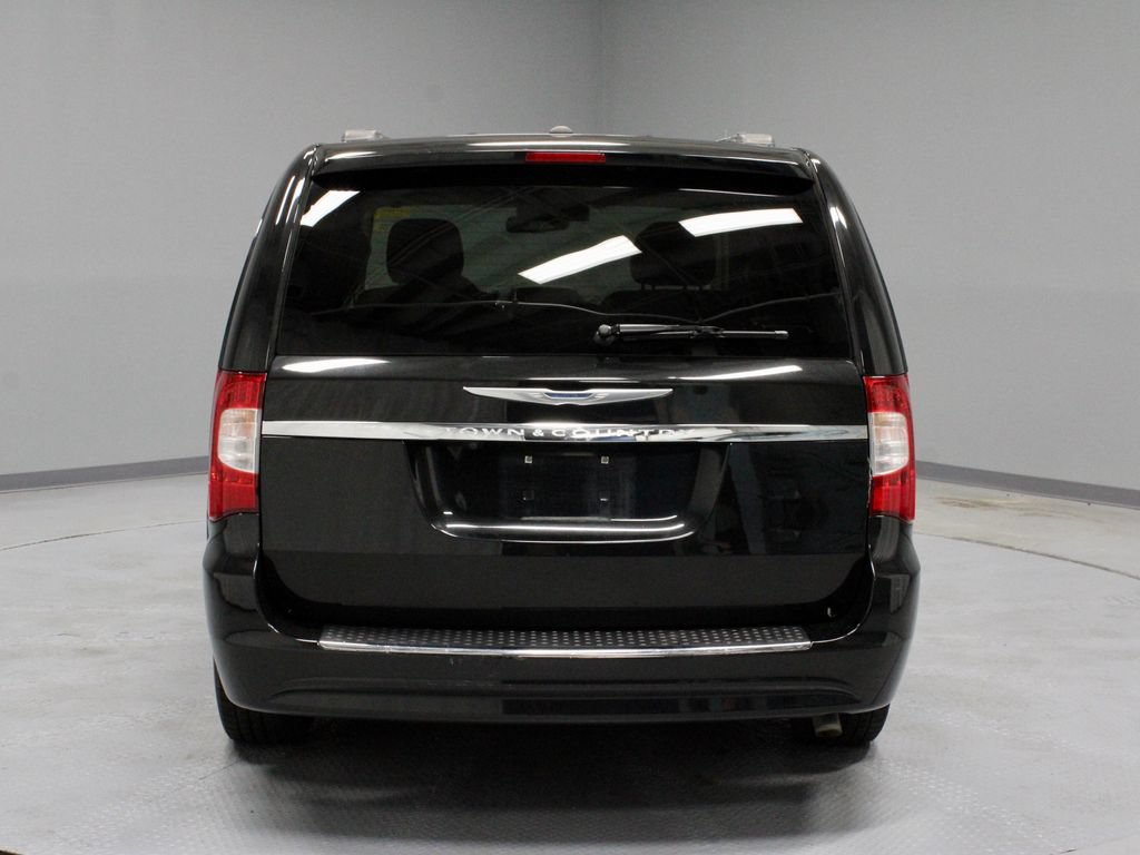 Used 2016 Chrysler Town & Country Touring FWD image 9