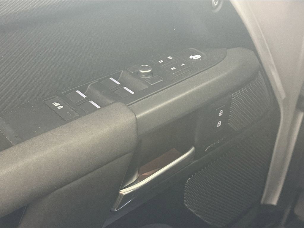 Used 2021 Land Rover Defender 110 X-Dynamic SE AWD/4WD image 18