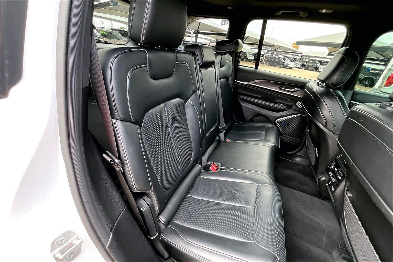 Used 2022 Jeep Grand Cherokee Overland AWD/4WD image 19