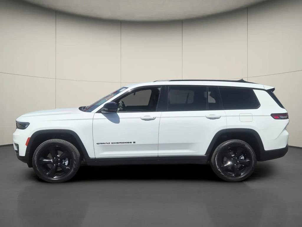 Used 2023 Jeep Grand Cherokee L Limited w/ Black Appearance Package AWD/4WD image 4