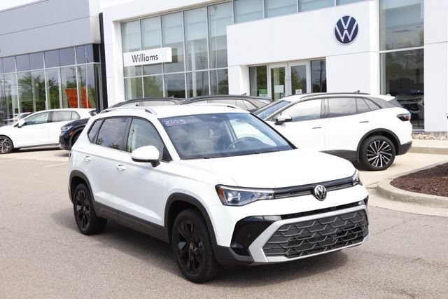 Used 2025 Volkswagen Taos SE w/ Black Wheel Package FWD image 1