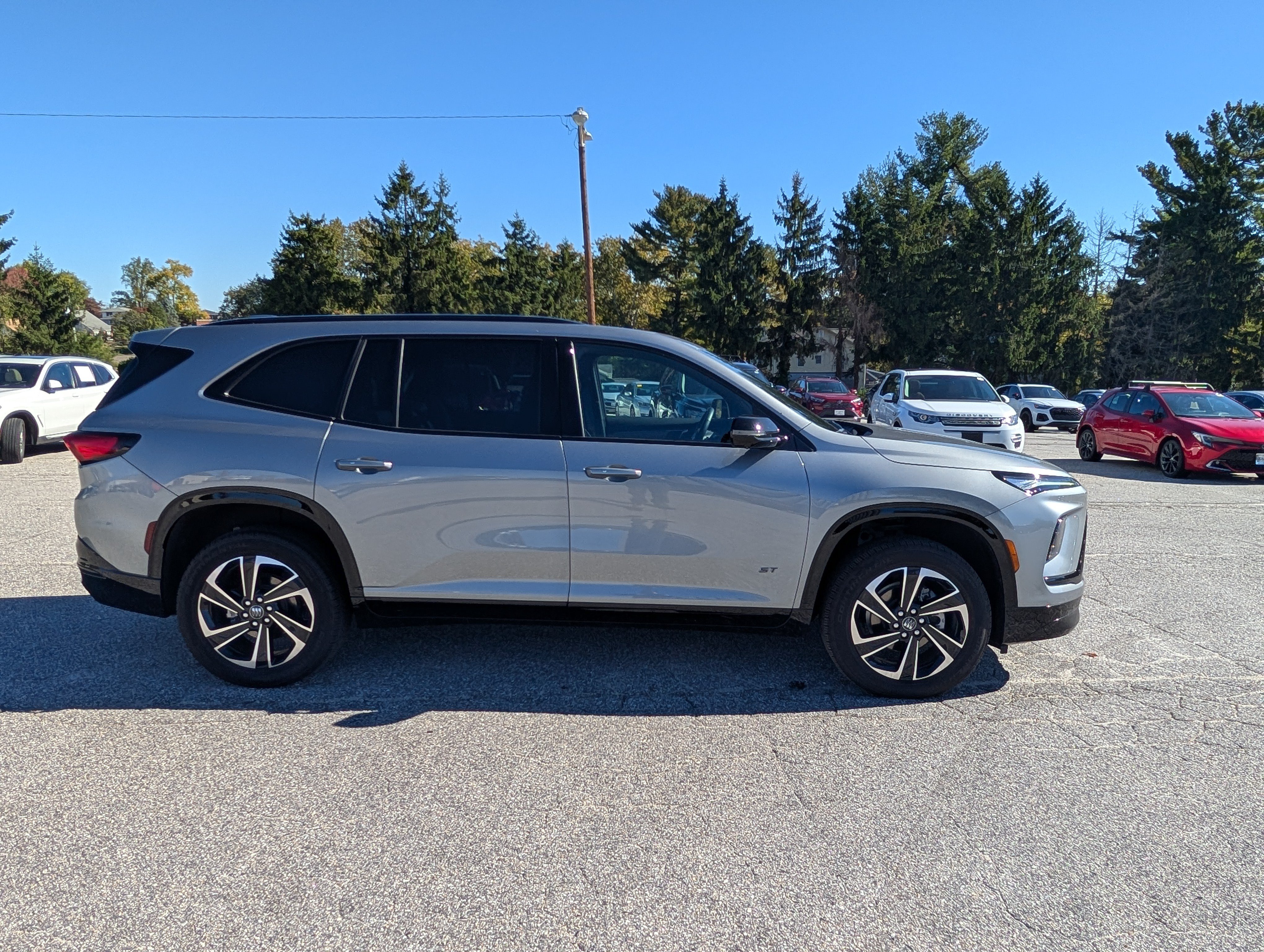 Used 2025 Buick Enclave Sport Touring w/ Power Package AWD/4WD image 2