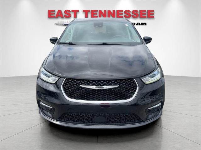 Used 2024 Chrysler Pacifica Touring-L image 9