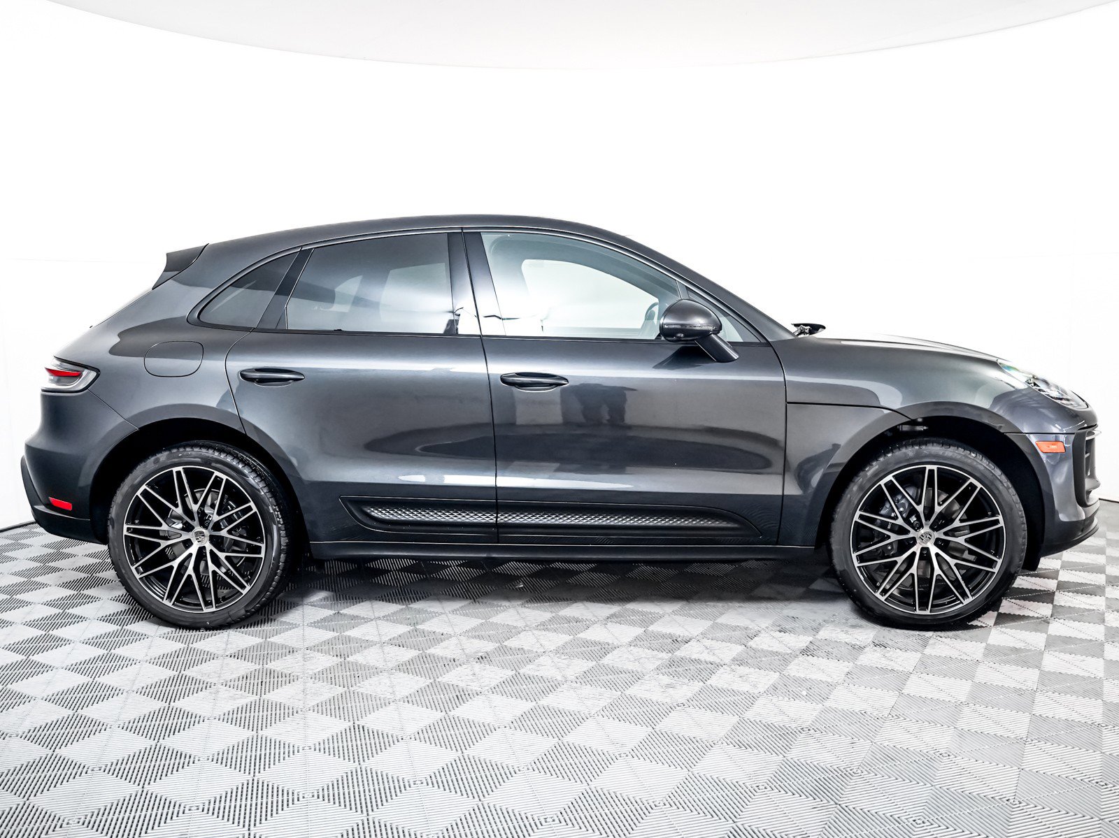 Certified 2025 Porsche Macan image 9