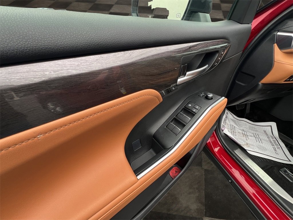 Used 2024 Toyota Highlander Platinum image 22