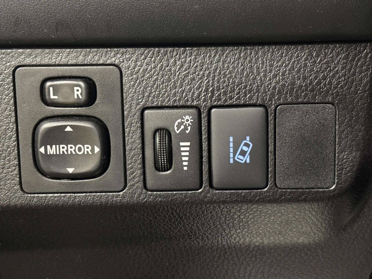 Used 2018 Toyota RAV4 LE w/ All Weather Liner Package AWD/4WD image 24