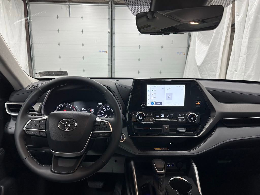 Used 2025 Toyota Highlander XLE AWD/4WD image 16