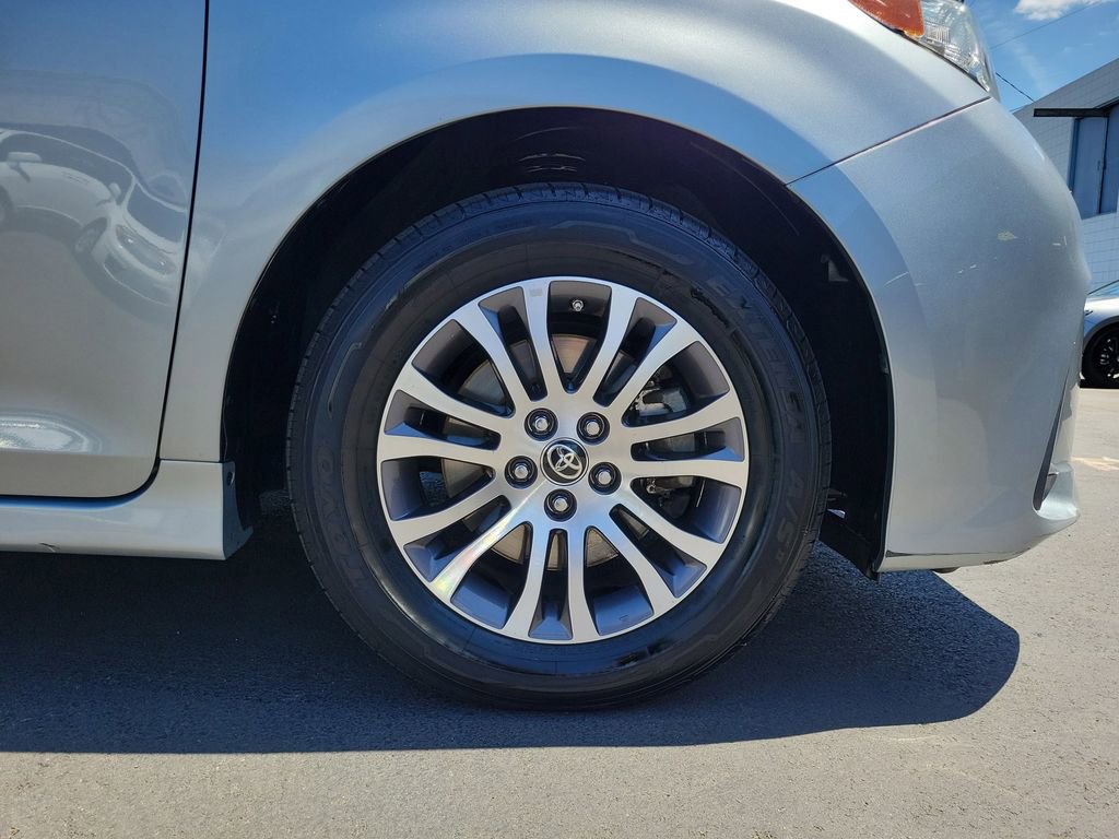 Used 2020 Toyota Sienna XLE w/ XLE Navigation Package FWD image 9