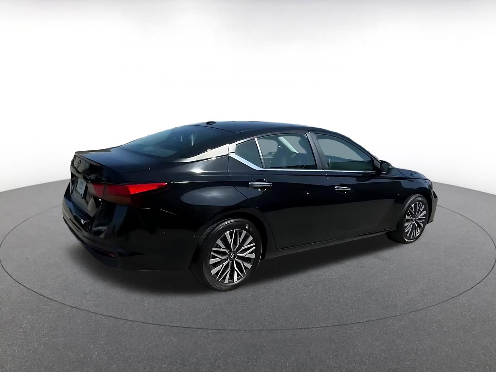 Used 2025 Nissan Altima 2.5 SV FWD image 16