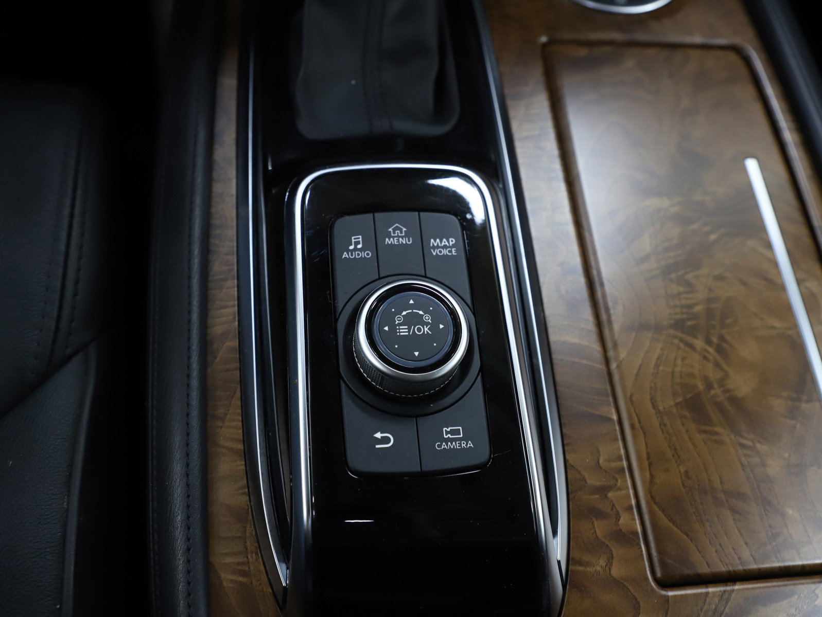 Used 2023 Nissan Armada SL w/ Captain's Chairs Package image 28