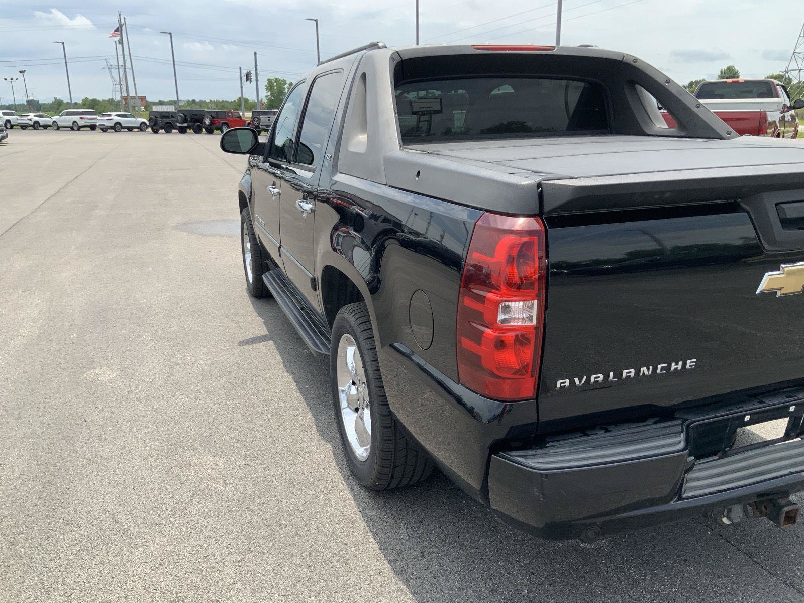 Used 2008 Chevrolet Avalanche LTZ w/ LTZ Preferred Equipment Group AWD/4WD image 15