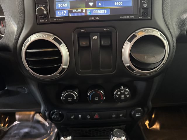 Used 2017 Jeep Wrangler Sahara w/ Connectivity Group AWD/4WD image 3